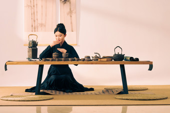 一位中国古典女人在茶室里喝茶复古摄影