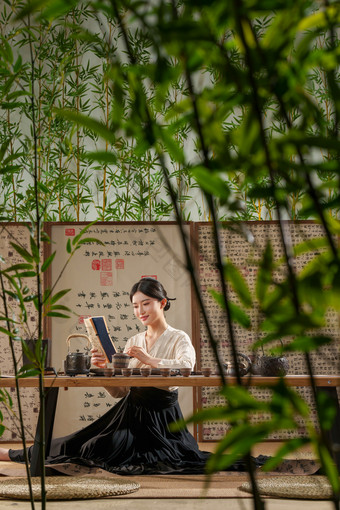 古风女人书热饮场景