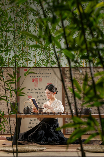 古风女人青年女人竹林放松素材