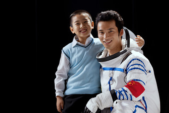 小男孩和宇航员飞行员场景