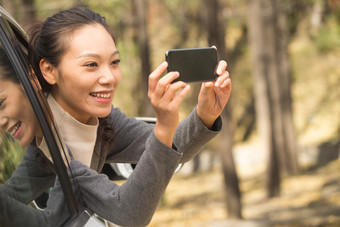 年轻女人户外郊游自然美