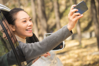 年轻女人户外郊游旅游