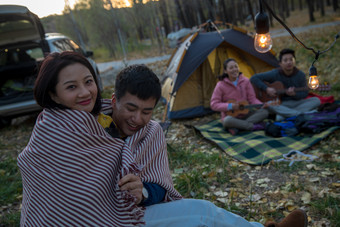 年轻男女户外露营北京相伴两对男女一起约会照片