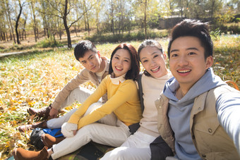 青年男女郊游乐趣异性恋秋游高清图片