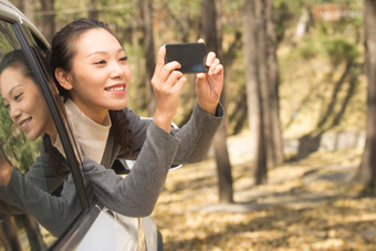 年轻女人户外郊游摄影图片