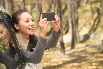 青年女人户外郊游玩耍水平构图愉悦素材