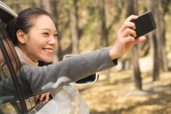 青年女人户外郊游相片