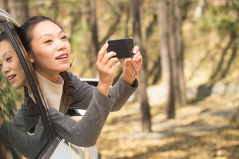 青年女人户外郊游休闲装<strong>举</strong>摄影图