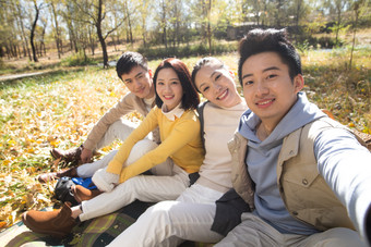 青年<strong>男女</strong>户外郊游草地两对<strong>男女</strong>一起约会相片