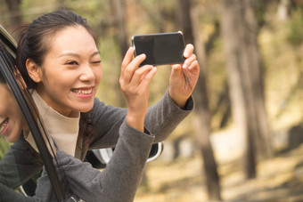 青年女人户外郊游树自驾游运输