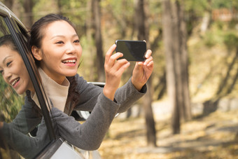 青年女人户外郊游树生态旅游摄影图