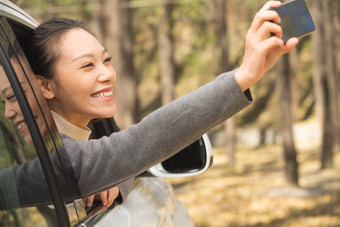 年轻女人户外郊游表现积极高清图片