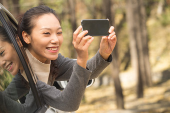 年轻女人户外郊游手机不看镜头照片