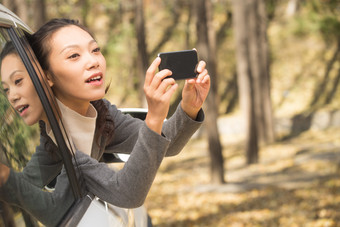 青年女人户外郊游智能手机摄影图