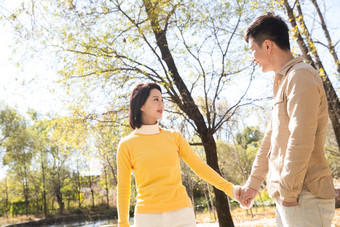 青年人户外郊游彩色图片女人嬉戏相片