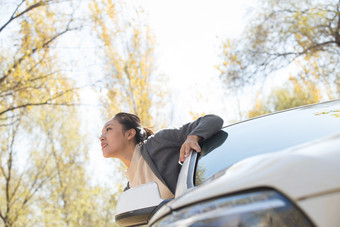 年轻女人户外郊游玩耍素材