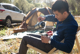 青年男人在户外露营北京照片