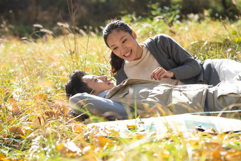 青年男女户外郊游<strong>快乐</strong>异性恋逃避现实<strong>图片</strong>