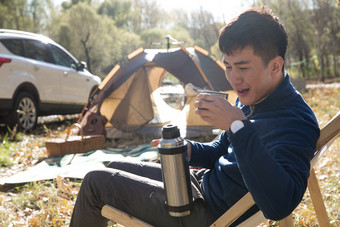 青年男人在户外露营草地