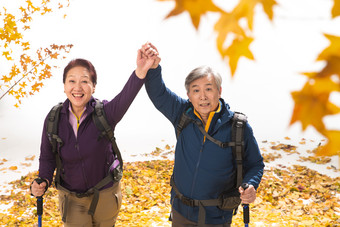 老年夫妻旅行摄影背包健康