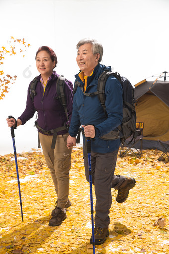 老年夫妻旅行白昼登山杖秋游摄影