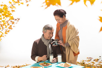 老年夫妇喝牛奶<strong>中老年</strong>人饮料