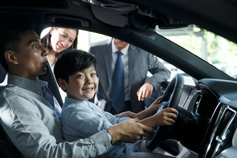 汽车销售和顾客投资成年人交通工具照片