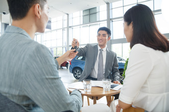 汽车销售和顾客售货员接待员汽车产业相片