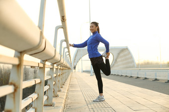 青年女人热身城市生活不看镜头<strong>高清图</strong>片