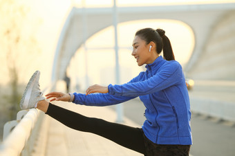 青年女人热身<strong>锻炼</strong>北京<strong>照片</strong>