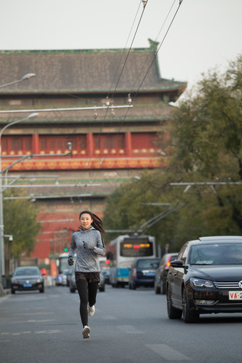 青年女人慢跑体育挑战街景高清图片