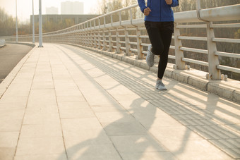 青年女<strong>人</strong>户外慢跑白昼水平构图身体活动镜头