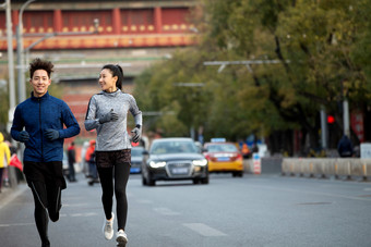 青年情侣慢跑力量路场景