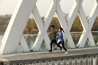 青年情侣慢跑行动个性大桥摄影图