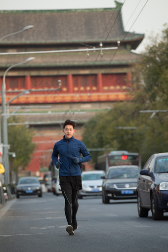 青年男人慢跑信心道路