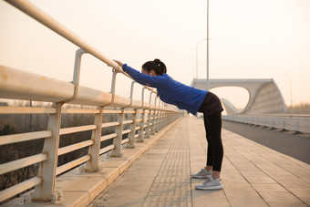 年轻女人热身行动<strong>街景</strong>拍摄