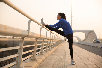 青年女人热身城市<strong>个性</strong>摄影