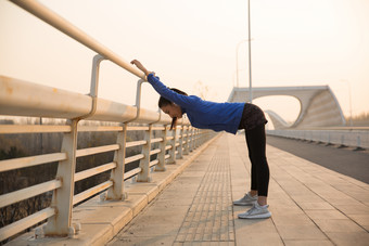 年轻女人热身城市<strong>街景</strong>松弛练习<strong>摄影图</strong>