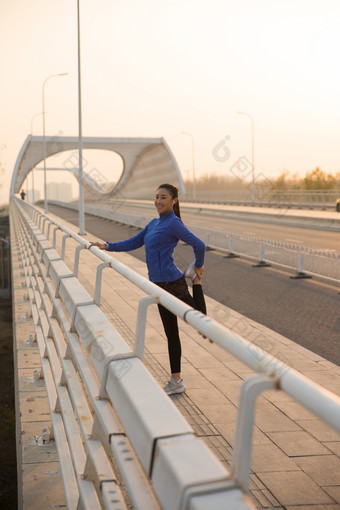 青年女人热身城市<strong>运动服</strong>大桥<strong>图片</strong>