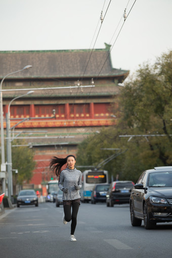 青年女人户外慢跑信心户外<strong>街景摄影图</strong>