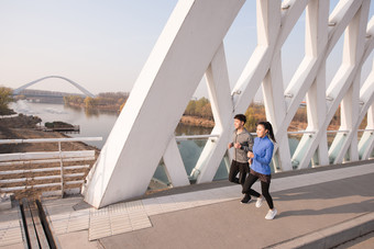 青年情侣慢跑女人个性路