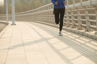 青年女人户外慢跑锻炼有氧运动表现积极