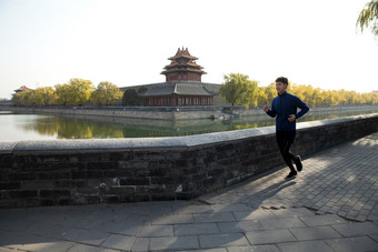 青年男人户外慢跑体育成年人街景