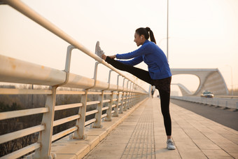 青年女人热身<strong>快乐</strong>田径运动员敏捷<strong>摄影图</strong>