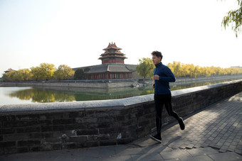 青年男人户外慢跑奔跑挑战敏捷场景