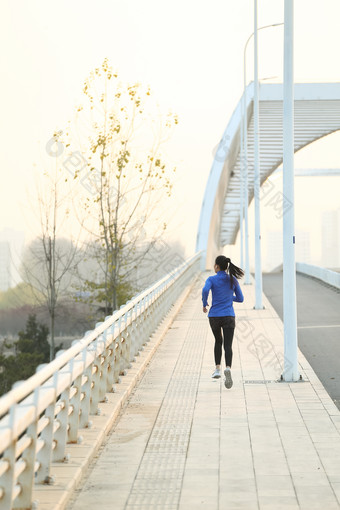 青年女人户外慢跑女人<strong>个性</strong>都市风景摄影