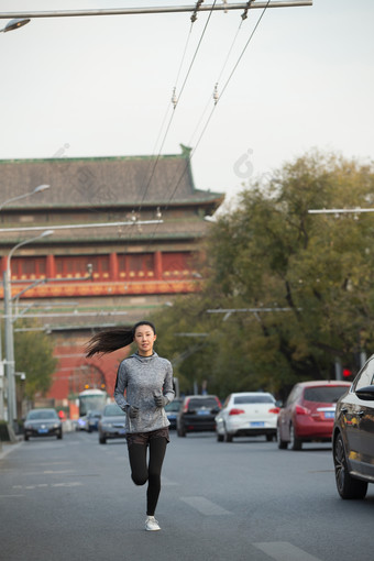 青年女人慢跑力量个性<strong>街景</strong>拍摄