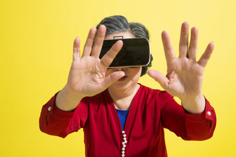 老年女人3D眼镜成年人摄影表现积极摄影图