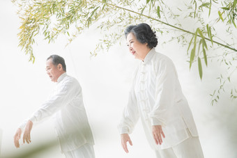 老年人锻炼亲情女人表现积极场景