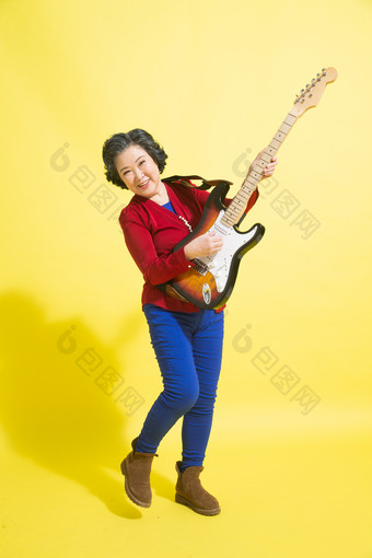 弹吉他老年女人摄影健康的微笑镜头